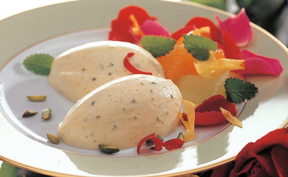 Rosen-Pistazien-Mousse mit selbstgemachtem Rosensirup