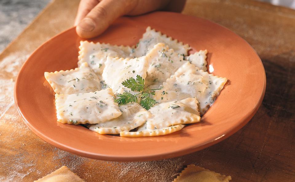 Ravioli mit Spinat-Fleischfülle und Käse-Oberssauce