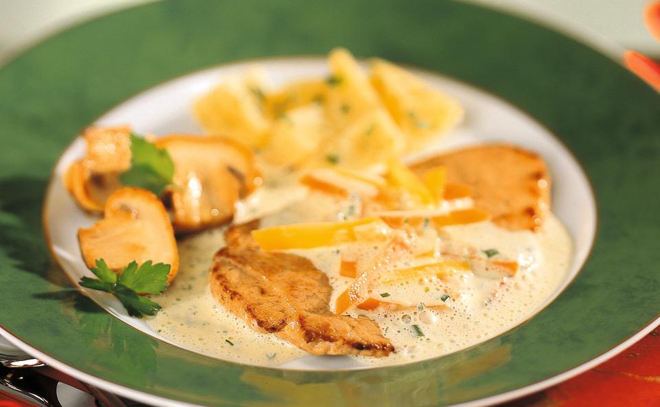 Kalbsschnitzel mit Schnittlauch-Gemüsesauce, gebratenen Champignons und Erdäpfelwürfel