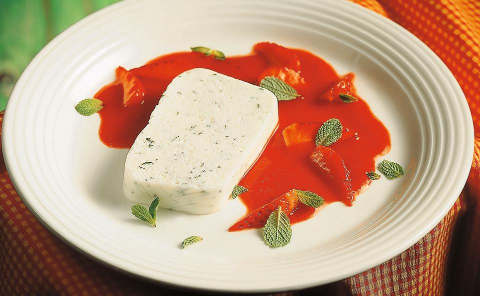 Joghurt-Minze-Terrine mit Erdbeersauce