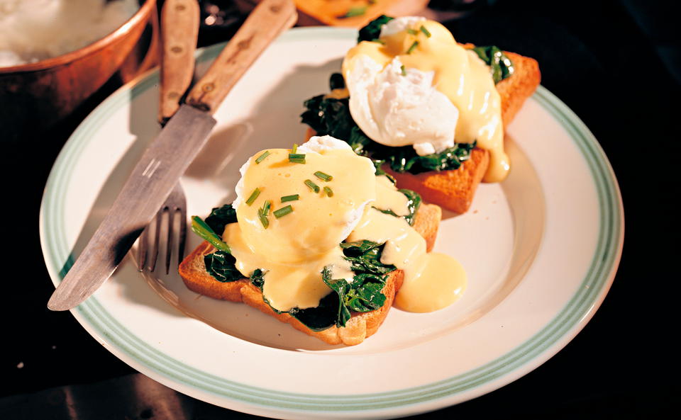 Pochierte Eier auf Blattspinat mit Sauce hollandaise • Rezept