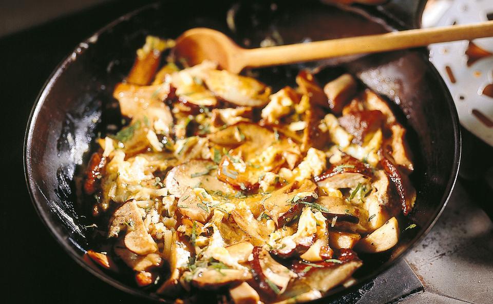 Steinpilz-Eierspeise zu Rucolasalat mit Kernöl-Dressing • Rezept