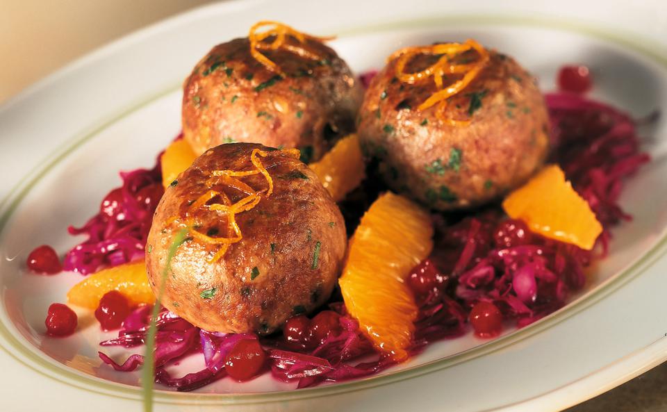 Reh-Polpette mit Orangenragout und Rotkrautsalat