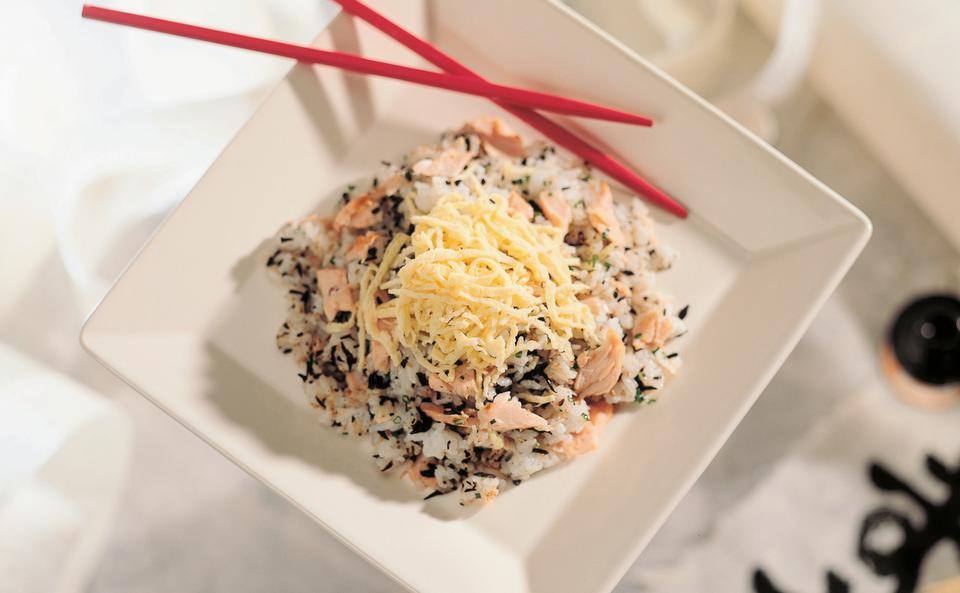 Shio jake: Seetang-Reis mit gebratenem Lachs und Pfannkuchenstreifen