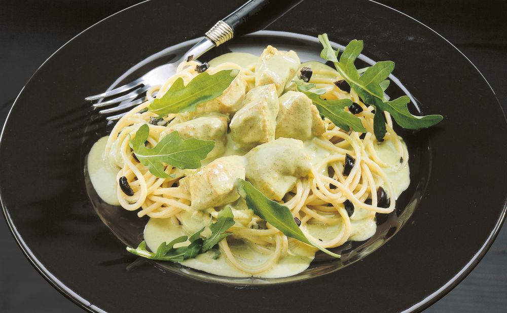 Pute mit Rucolasauce und Oliven-Nudeln • Rezept • GUSTO.AT