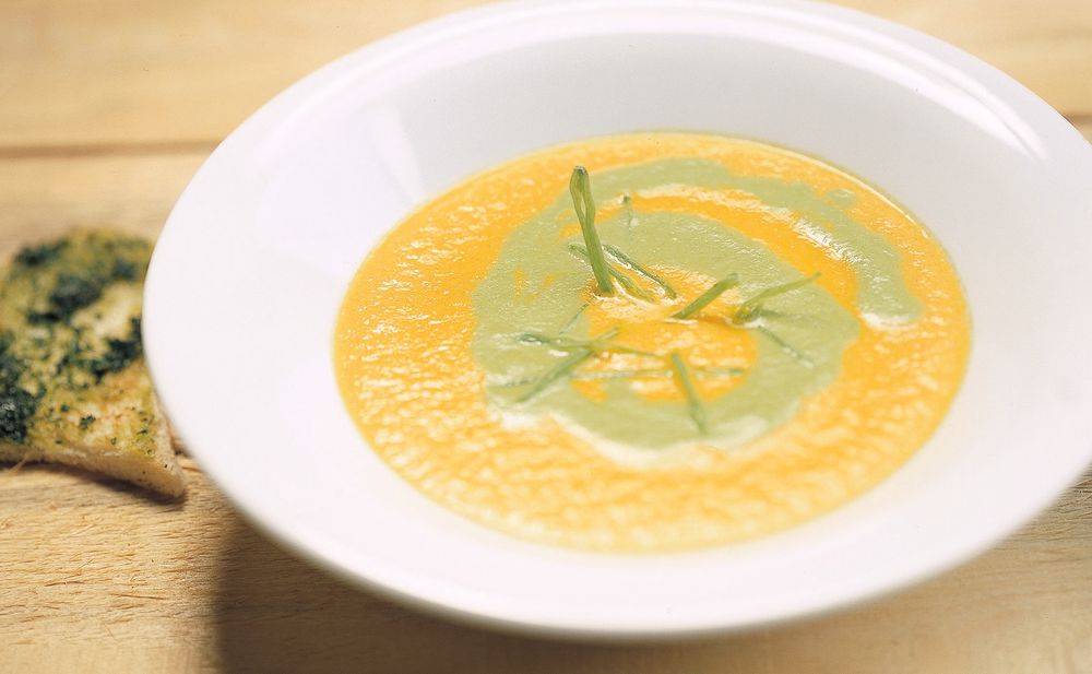 Karottensuppe mit Erbsenpüree und Kräutertoast • Rezept • GUSTO.AT