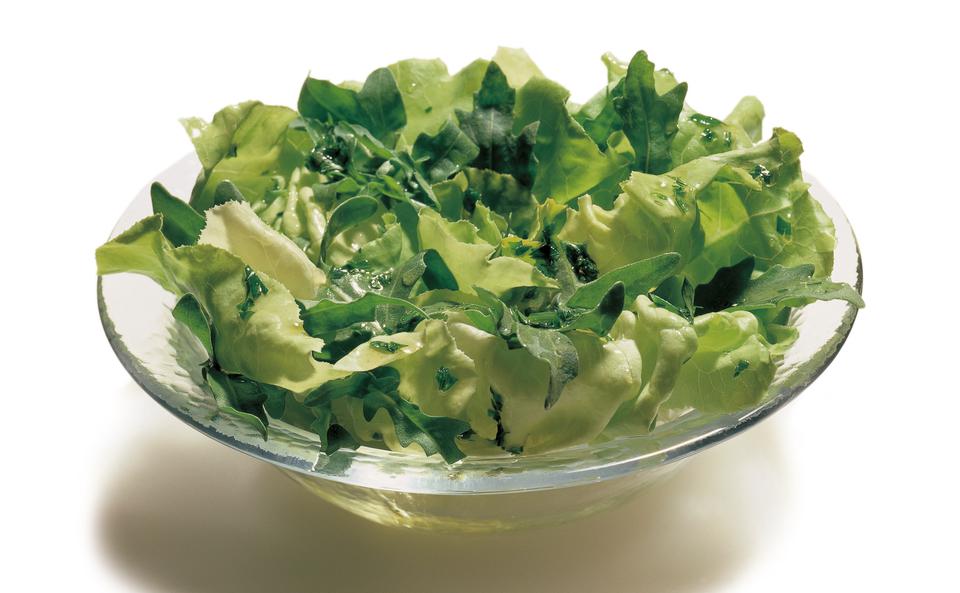 Grüner Salat mit Rucola und Kräuterdressing