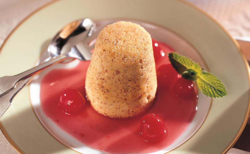 Mandel-Pudding mit eingemachten Kirschen • Rezept • GUSTO.AT
