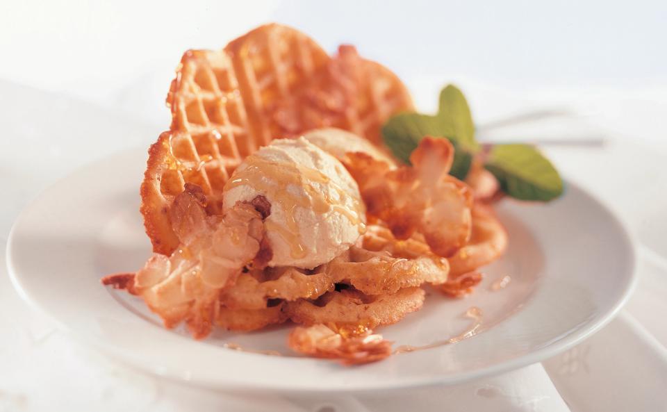 Mandelwaffeln mit Vanilleeis und Mandelkrokant