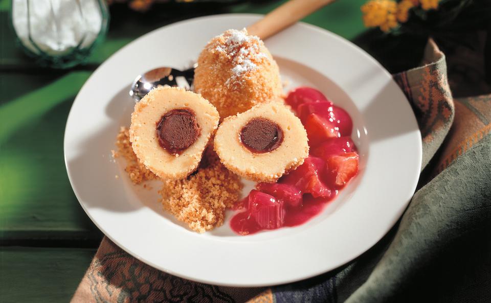 Topfen-Marzipanknödel mit Erdbeer-Rhabarbersauce