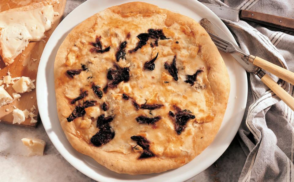 Pizza mit Pecorino und Dolcelatte • Rezept • GUSTO.AT