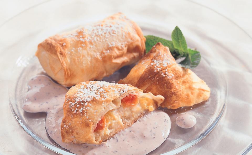 Mini-Nektarinen-Strudel mit Heidelbeersauce