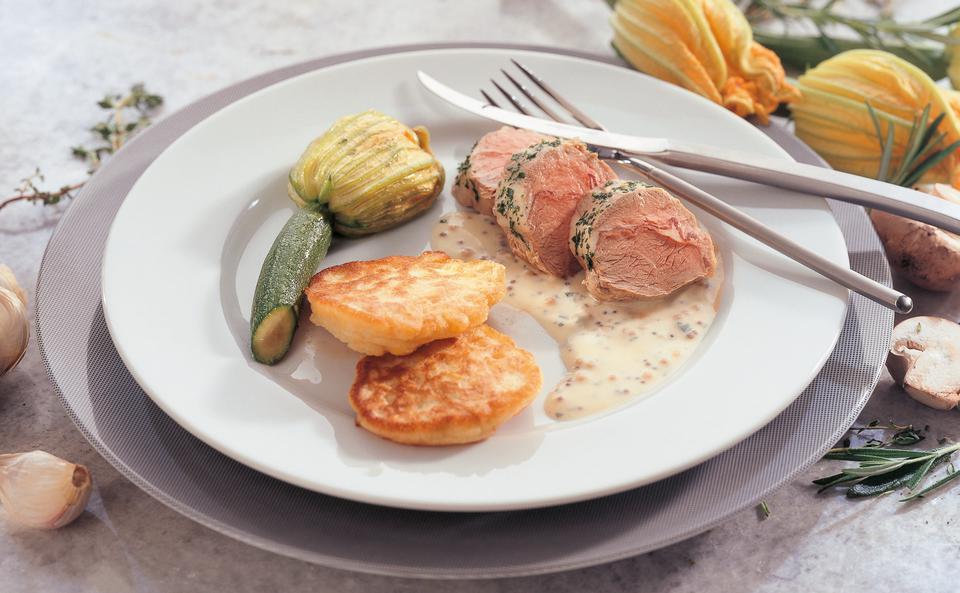 Pochiertes Lammrückenfilet mit Maisblinis und gefüllten Zucchiniblüten