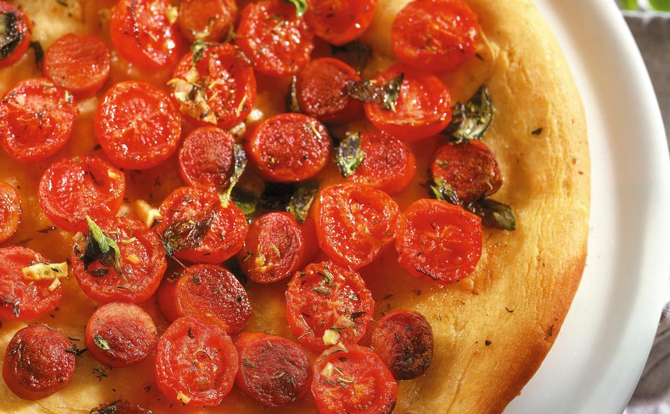 Pizza mit Wurst und Paradeiser