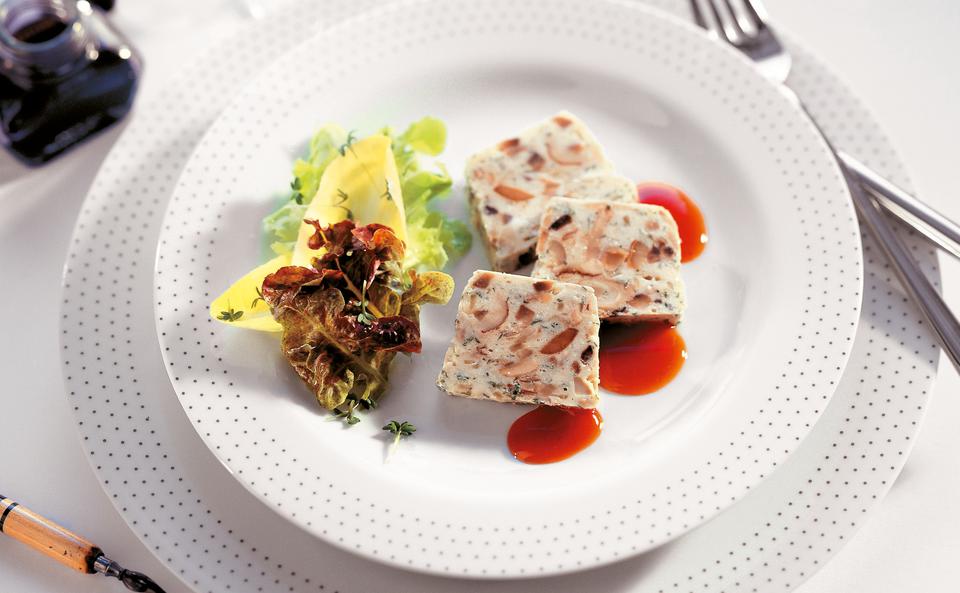 Schwammerl-Huhnterrine mit Hagebuttensauce