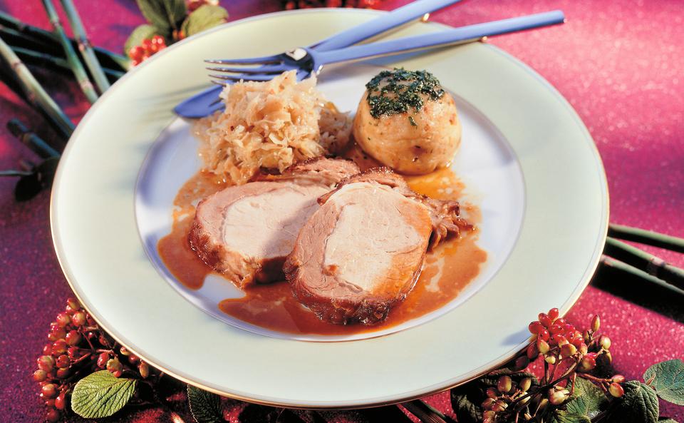 Schweinskarrée mit Sauerkraut und Semmelknödeln