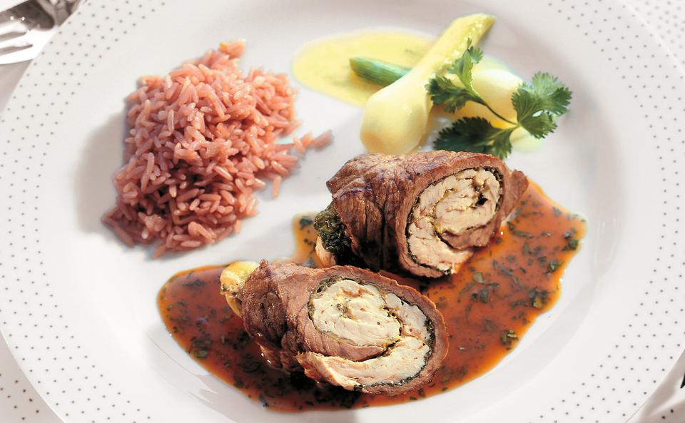 Schnitzelroulade mit Koriandersauce und Rotweinreis