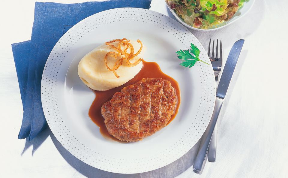 Faschiertes Butterschnitzel mit Erdäpfelpüree und Eichblattsalat