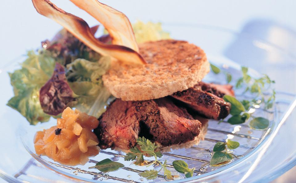 Steaktoast mit Senf-Kürbis und Süßkartoffelchips • Rezept • GUSTO.AT
