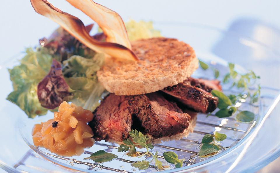 Steaktoast mit Senf-Kürbis und Süßkartoffelchips