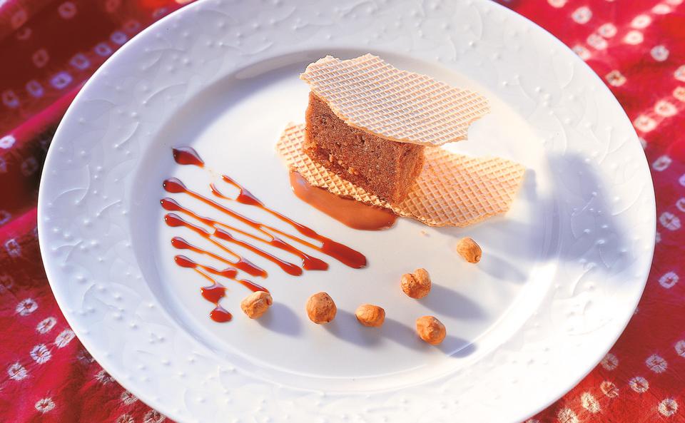 Nussauflauf mit Nougat- und Karamellsauce