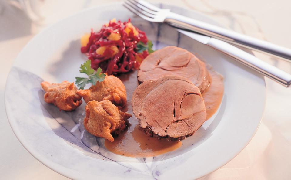 Wildschweinbraten mit Gemüsesauce, Maroninockerln und Rotkraut