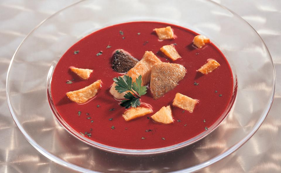 Rote Rübensuppe mit Forellenfilets