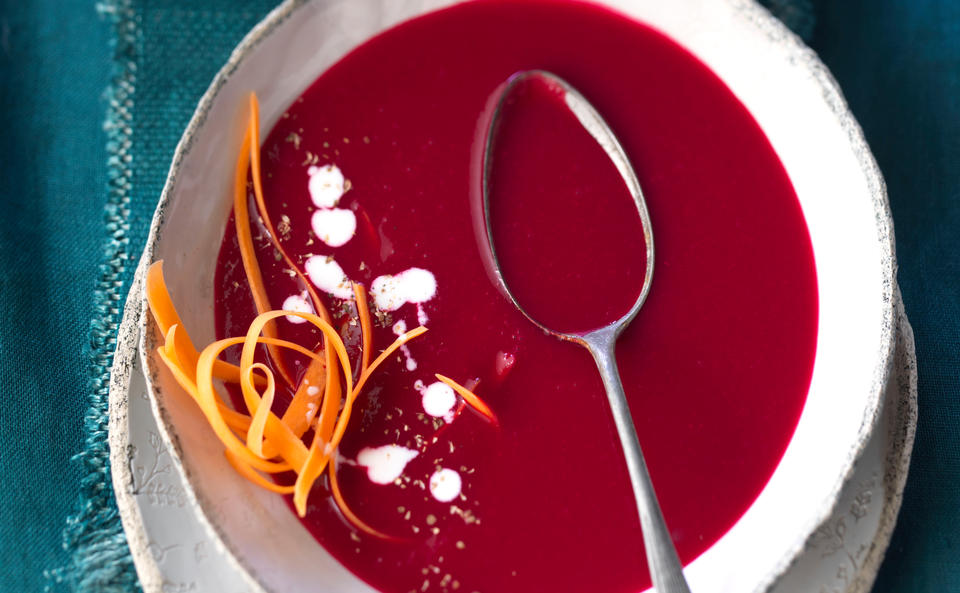 Vegane rote Wurzelsuppe