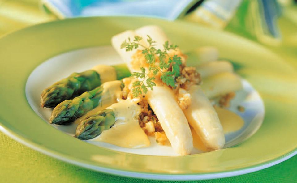 Spargel mit Pignolibröseln und Oliven-Hollandaise