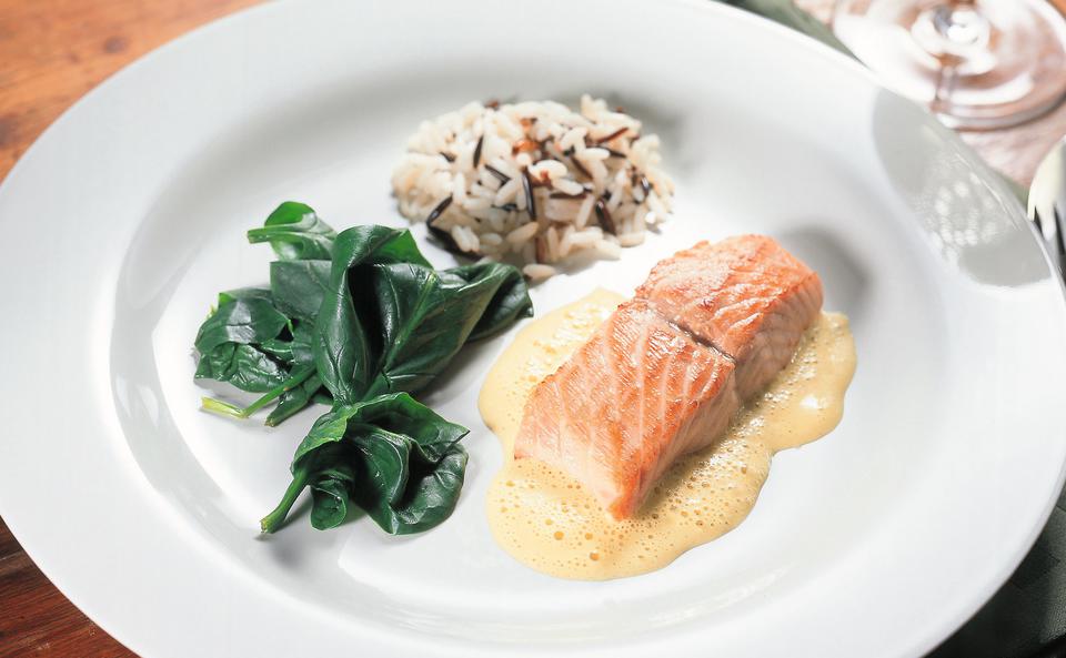 Lachs mit Currysauce auf Blattspinat • Rezept • GUSTO.AT