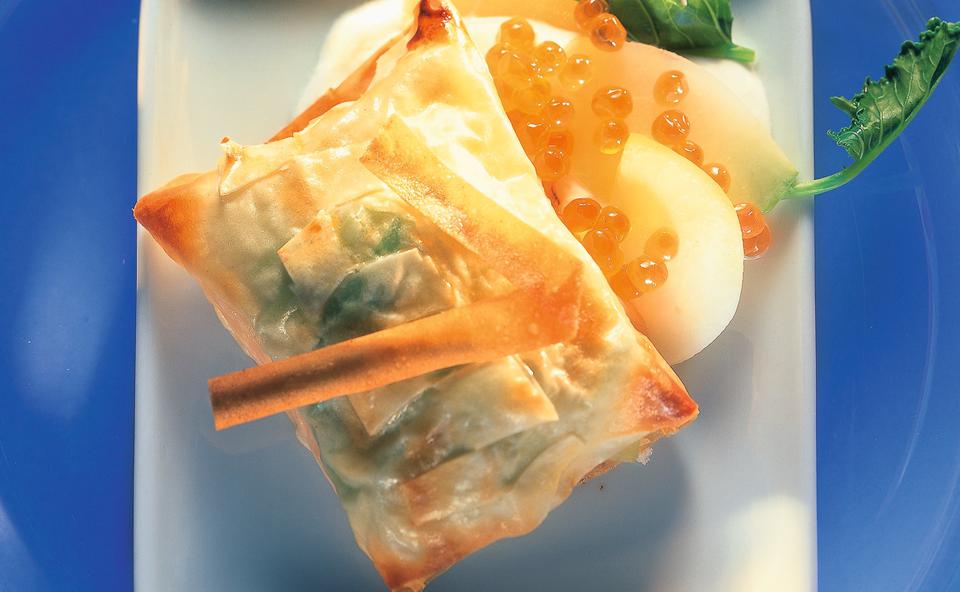 Lachsfilet im Strudelblatt auf Kohlrabi-Gemüse • Rezept • GUSTO.AT