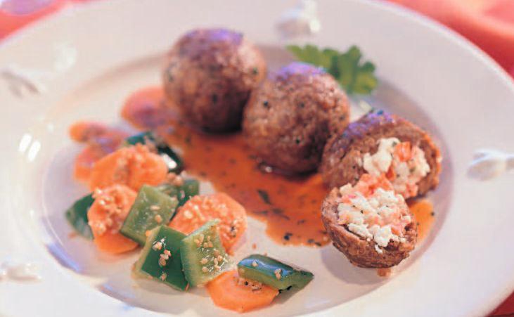 Fleischbällchen mit Schafkäse und Paradeisern gefüllt • Rezept