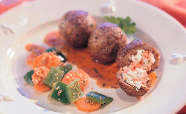 Fleischbällchen mit Schafkäse und Paradeisern gefüllt