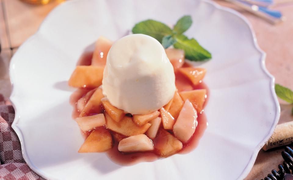 Weißes Schokoladeparfait auf Melonensalat