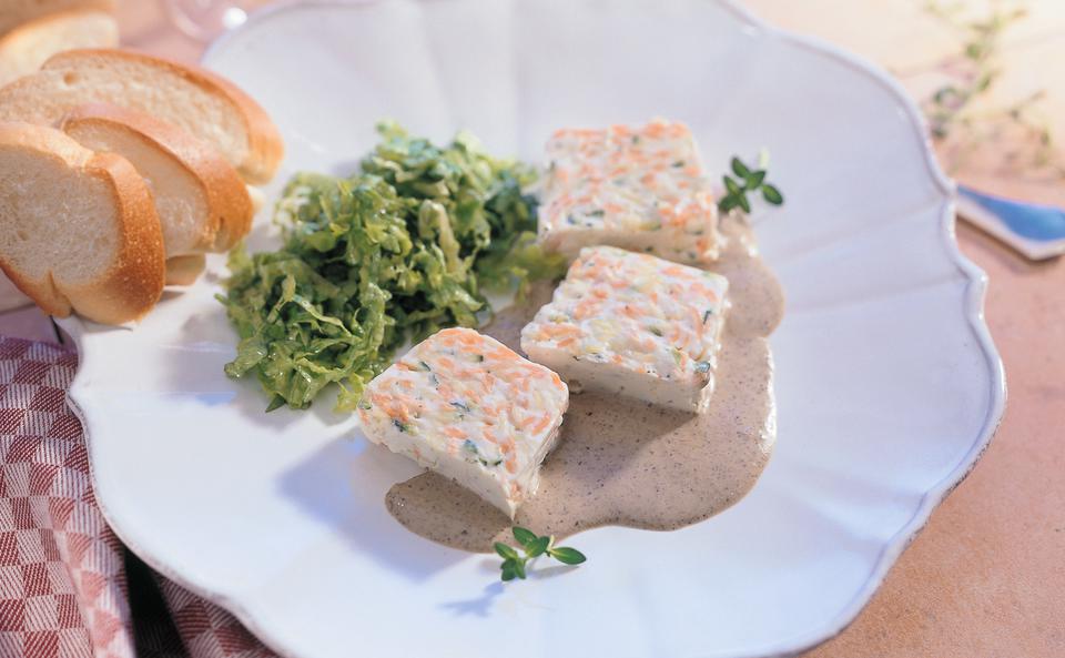 Buttermilch-Gemüse-Terrine mit Olivensauce