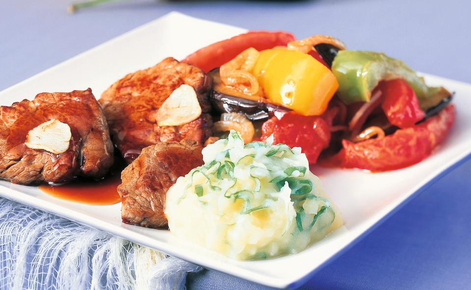 Rindslungenbraten mit Erdäpfel-Basilikum-Creme und Ratatouille