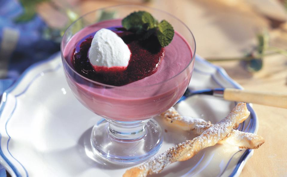 Brombeercreme mit Sauerrahm • Rezept • GUSTO.AT