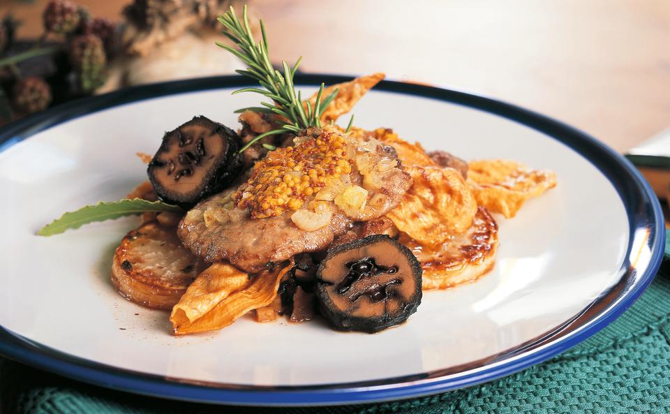 Wildschweinschnitzel mit Zuckerrüben und Rettich