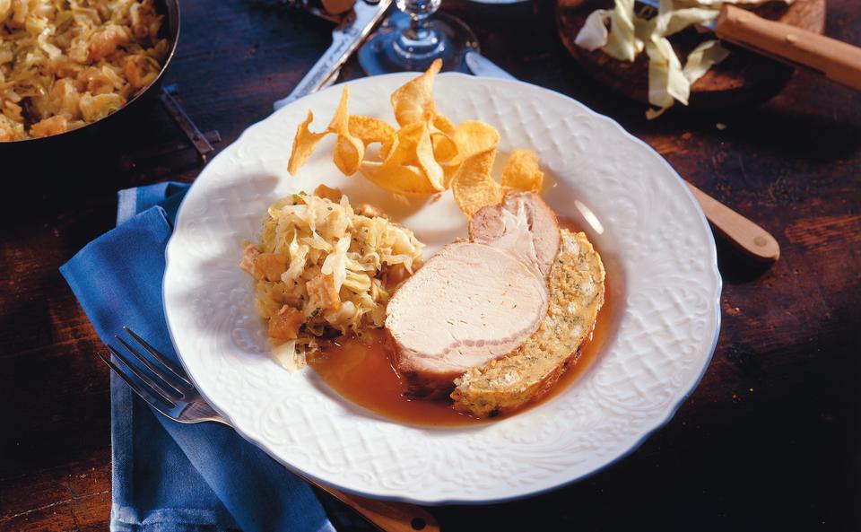 Schweinskarree mit Brotkruste, Erdäpfelspiralen und Grammelkraut