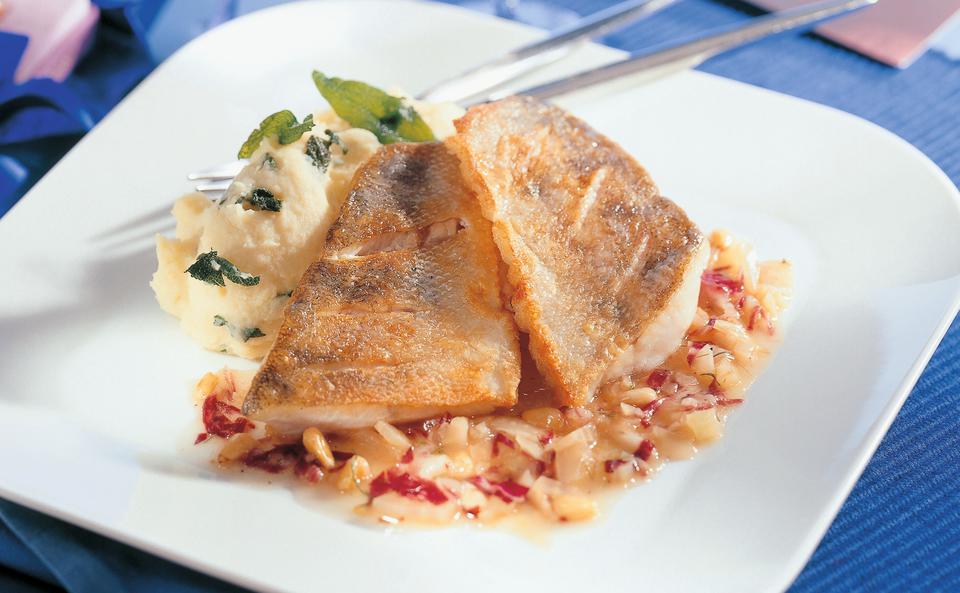 Zanderfilets mit Fenchel-Radicchio-Sauce und Salbei-Erdäpfelpüree