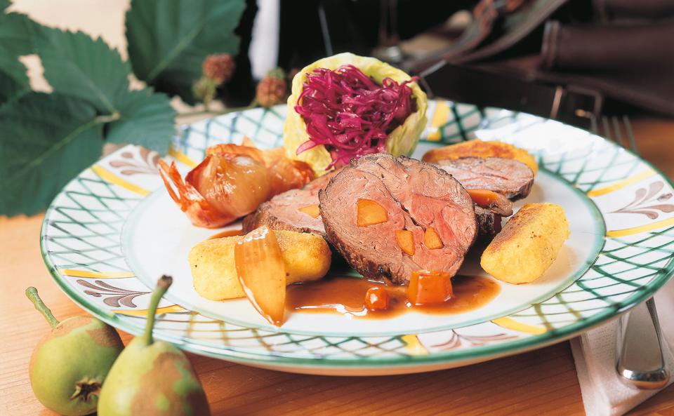 Wildschwein-Schopfbraten mit Erdäpfelnockerln und Rotkrautsalat