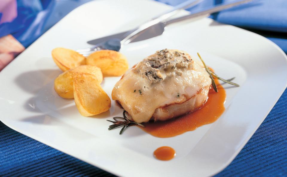 Schweinssteak mit Käse und Rosmarin überbacken, dazu Braterdäpfel