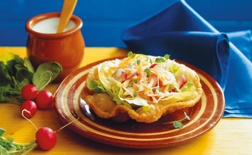 Salat im Tortillakörbchen