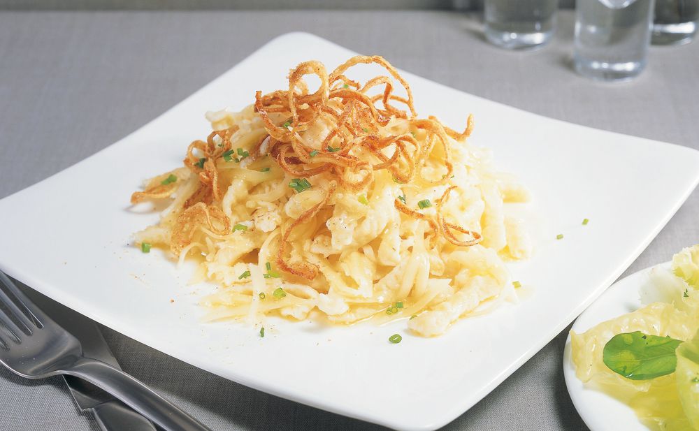 Käsespätzle mit Röstzwiebel und Salat • Rezept • GUSTO.AT