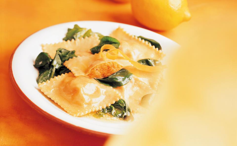 Kürbis-Ravioli mit Spinat in Zitronenbutter • Rezept • GUSTO.AT