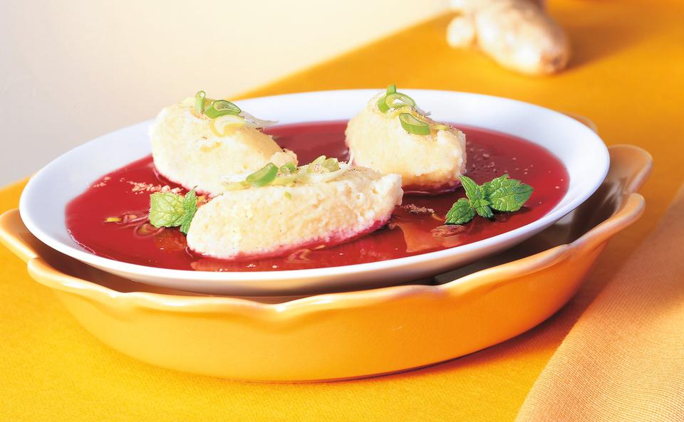 Klare Rote-Rüben-Suppe mit Käsenockerln