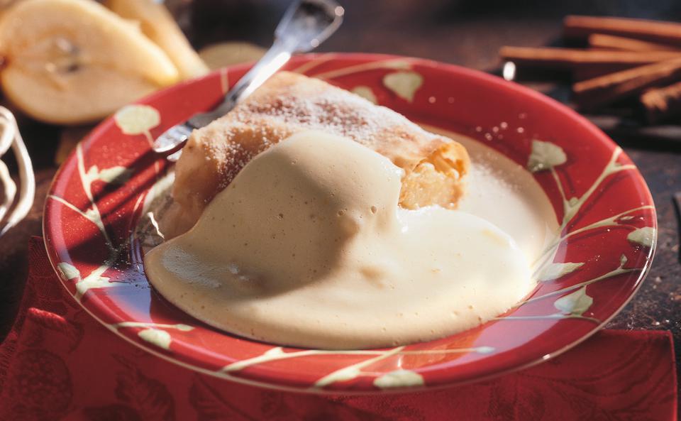 Birnenstrudel mit Weinschaum