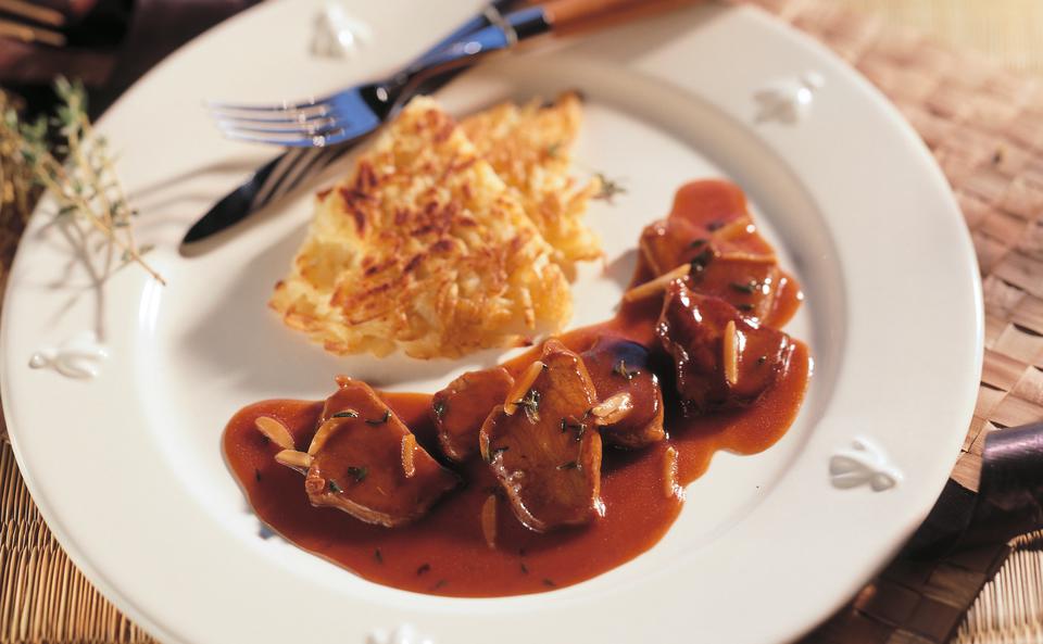 Wildgeschnetzeltes mit Mandeln und Hagebuttensauce auf Erdäpfelrösti