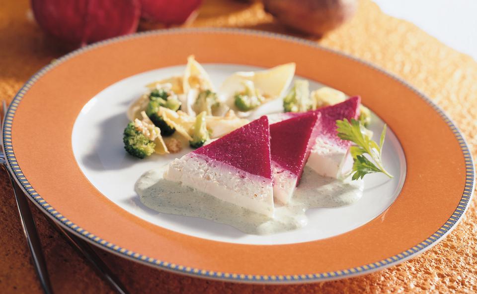 Rote-Rüben-Terrine mit Chicorée-Brokkolisalat