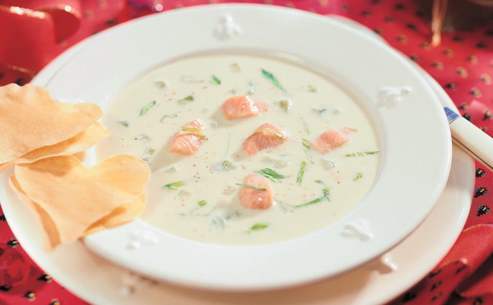 Stangensellerie-Cremesuppe mit Lachsforelle und Strudelteig-Herzen